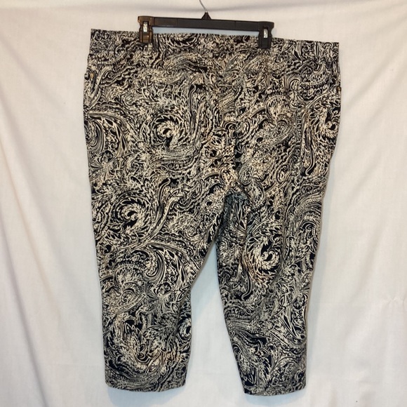 Susan Graver Black & White Floral Patterned Cropped Capri Pants Size 22W - Picture 5 of 8
